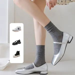 Silberne Mary Jane Schuhe aus Leder mit grauen gerippten Socken im Sommerstil