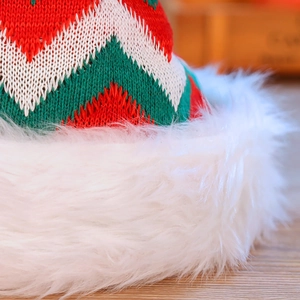 Cappello di Babbo Natale a strisce con trama a maglia e morbido bordo in peluche