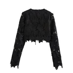 Vista dettagliata del retro di un cardigan corto in pizzo nero traforato a maniche lunghe
