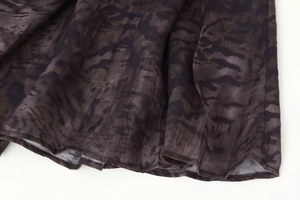 Detalle del dobladillo del vestido midi con estampado de tigre en seda ligera y costura