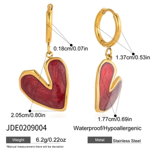Dimensioni dettagliate degli orecchini a cuore rosso in acciaio inossidabile dorato 18K