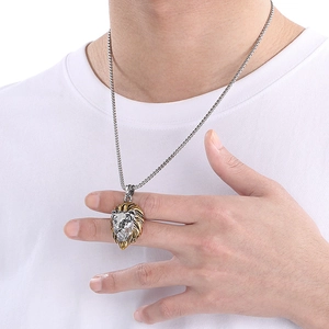 Détail du pendentif tête de lion hip-hop en or et argent avec une chaîne cubaine