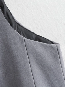 Gros plan détaillé du tissu gris et de la couture noire sur le gilet de mode urbaine