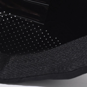 Gros plan sur le mesh respirant et le bord tricoté de la casquette noire sport