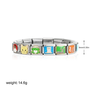 Dettaglio del bracciale modulare da 9 mm in acciaio inox con ciondoli animali colorati
