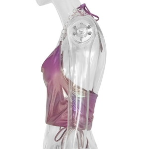 Détail du haut dos nu métallisé violet et rose avec chaîne argentée et laçage au dos