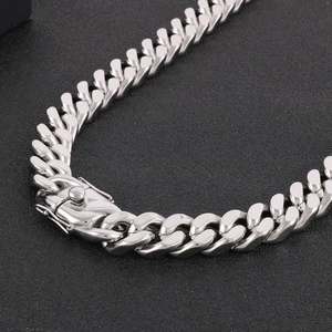 Vue macro d'un bracelet gourmette en acier inoxydable argenté avec fermoir sécurisé