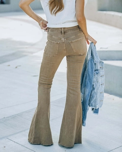 Detailansicht der braunen Vintage-Schlagjeans mit hoher Taille und Fransensaum am Bein