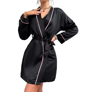 Peignoir en satin noir pour femme avec liseré rose et ceinture à la taille