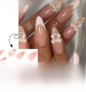 Faux ongles amande rose french avec nœuds 3D et détails texture tricotée