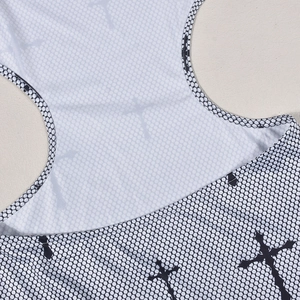 Détail du tissu en maille nid d'abeille noire avec imprimé croix pour robe