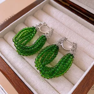 Boucles d'oreilles créoles en perles vert émeraude avec détails en zircon
