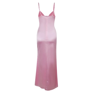 Détail de la robe en satin rose montrant la texture lisse et la fermeture éclair invisible