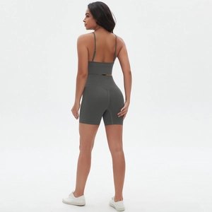 Detail von Cross-Back Yoga-BH und High-Waist Lifting-Shorts in Anthrazit-Grau-Stoff
