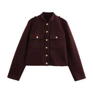 Détail de la veste courte bordeaux avec boutons dorés et texture en laine douce