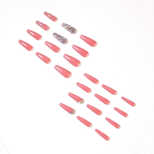 Faux ongles ballerine rose gelée avec strass et grosses gemmes sur fond blanc épuré