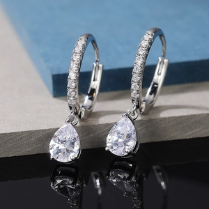 Macro di orecchini a goccia in argento con zirconi taglio pera e pavé di pietre lucide