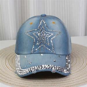 Détail de strass argentés scintillants sur une casquette de baseball en jean bleu