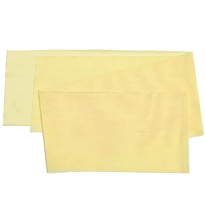 Détail de la texture du tissu en maille jaune pâle avec triple pli sur fond blanc