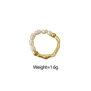 Detalle de anillo de onda dorada con perlas de agua dulce blancas y peso de 1,6 g