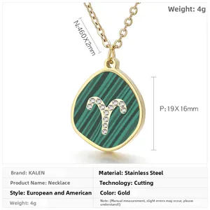 Makroansicht der Widder Sternzeichen-Kette aus Gold-Edelstahl mit Malachit-Textur