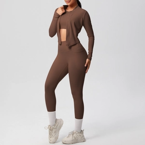 Detailansicht eines kaffeebraunen 3-Teiler Yoga-Sets mit Zipper-Jacke, Sport-BH und Leggings