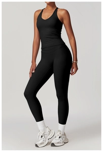 Vista dettagliata del set da yoga nero con canotta slim e leggings a vita alta elastici