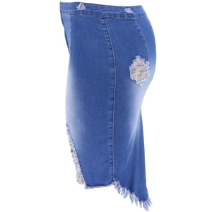 Detailansicht des blauen Jeansrocks mit seitlichen Cut-outs und ausgefranstem Saum