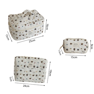 Detailed size specifications for quilted puppy pattern toiletry bags in a three-piece set