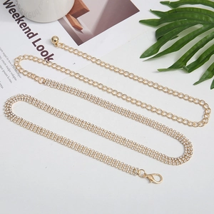 Nahaufnahme des glänzenden goldenen Strass-Taillenkettensets, elegantes Modeaccessoire.