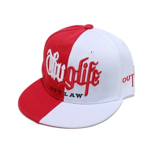 Detailaufnahme der Thuglife 3D-Stickerei auf einer zweifarbigen rot-weißen Hip-Hop-Flat-Bill-Cap