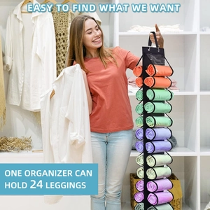 Organisateur suspendu pour 24 pantalons de yoga et leggings dans un placard minimaliste