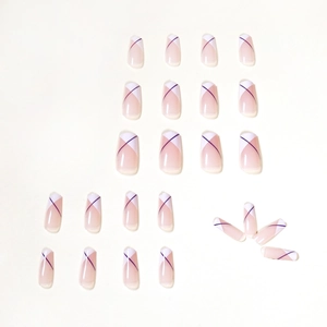 Faux ongles French nude et blanc avec des motifs de lignes géométriques violettes