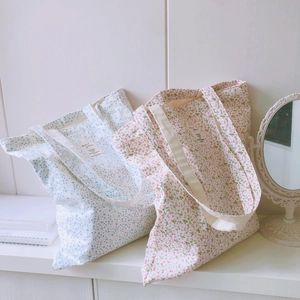 Stofftaschen mit Blumenmuster in Hellblau und Rosa für Studentinnen im Set