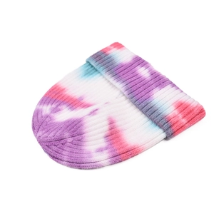Détail du bonnet en maille tie-dye montrant la texture côtelée et le mélange de pastels