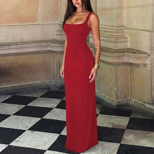 Détail de la robe longue rouge dos nu montrant la coupe ajustée et les lacets