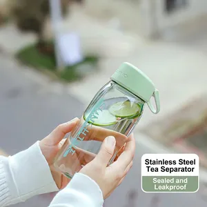 Petite bouteille d'eau portable en plastique avec infuseur et bouchon étanche
