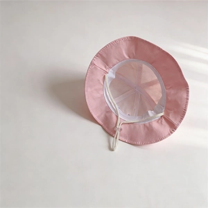 Detailansicht der Innenseite des rosa Baby-Sonnenhuts mit verstellbarem Kinnriemen und Futter
