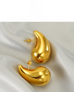 Detail of 18K gold plated hollow teardrop earrings with lead and nickel free material