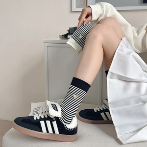 Japanische schwarz-weiß gestreifte Baumwollsocken mit goldener Bärenstickerei am Bund
