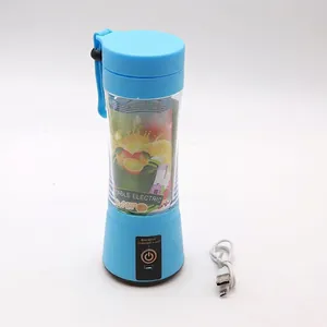 Dettaglio dello spremiagrumi elettrico blu portatile con cavo USB e adesivi con frutta