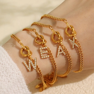 Elegantes Goldarmband mit kristallbesetzten Buchstabenanhängern und feiner Gliederkette