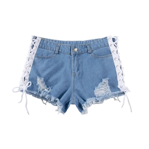 Dettaglio di pantaloncini di jeans azzurri con lacci laterali e orli grezzi sfrangiati