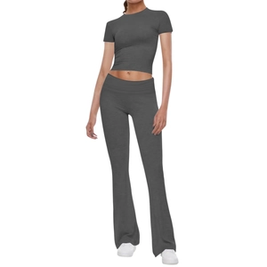 Conjunto de yoga gris oscuro de dos piezas para mujer con top ajustado y pantalón flare