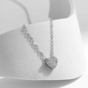 Sparkling S925 sterling silver heart pendant necklace with micro-pave cubic zirconia crystals