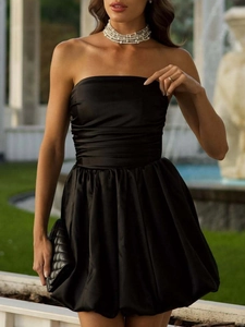 Elegante zwarte strapless mini-pofjurk van glanzend satijn voor een chique feestje