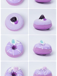 Dettaglio macro di bombe da bagno a forma di ciambella viola con decorazioni floreali