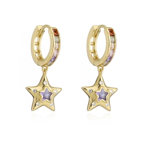 Dettaglio di orecchini a cerchio placcati oro 18K con pendenti a stella in zircone colorato