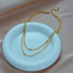Collana a doppio strato in acciaio al titanio dorato con maglie rettangolari e tre diamanti