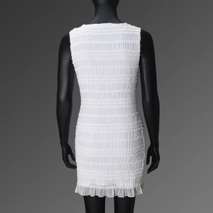 Vue détaillée du dos de la robe plissée blanche sans manches avec ourlet à volants chic